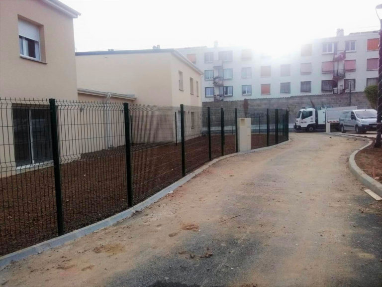 Aménagement d'un lotissement par un engazonnement et pose clôture