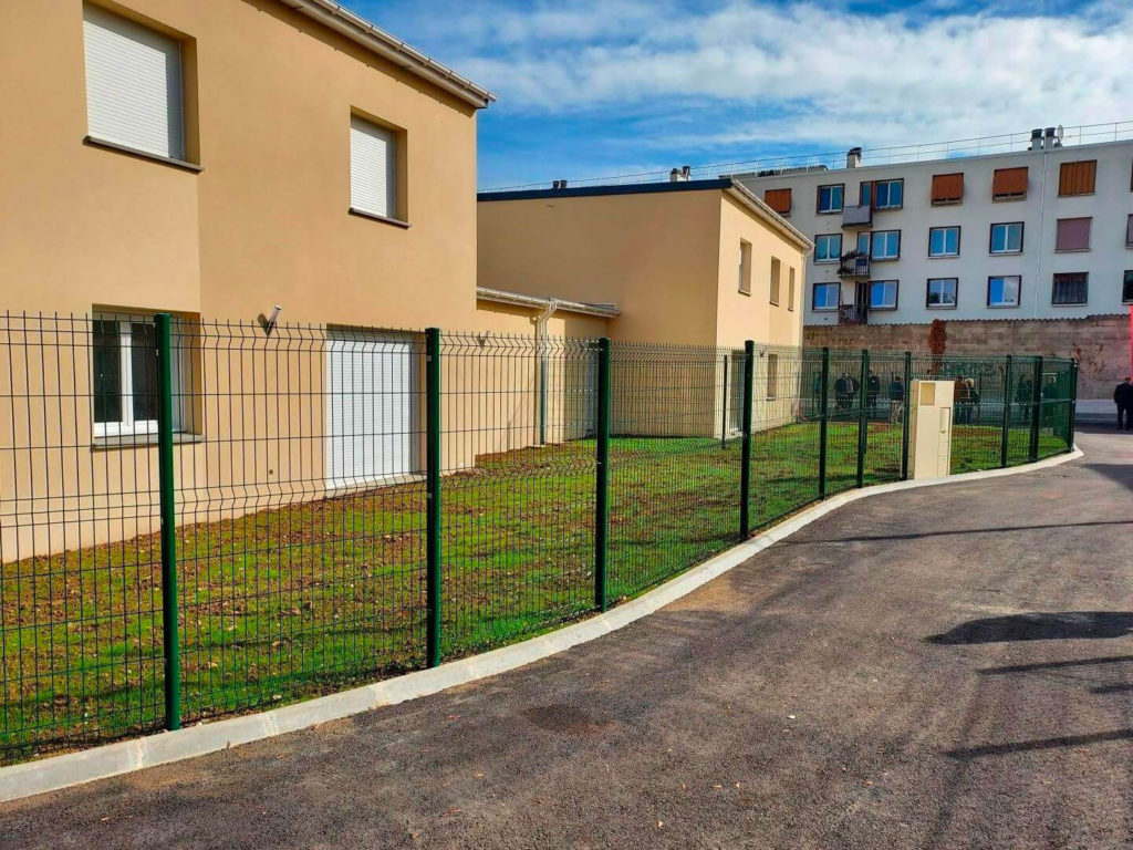 Aménagement d'un lotissement par un engazonnement et pose clôture