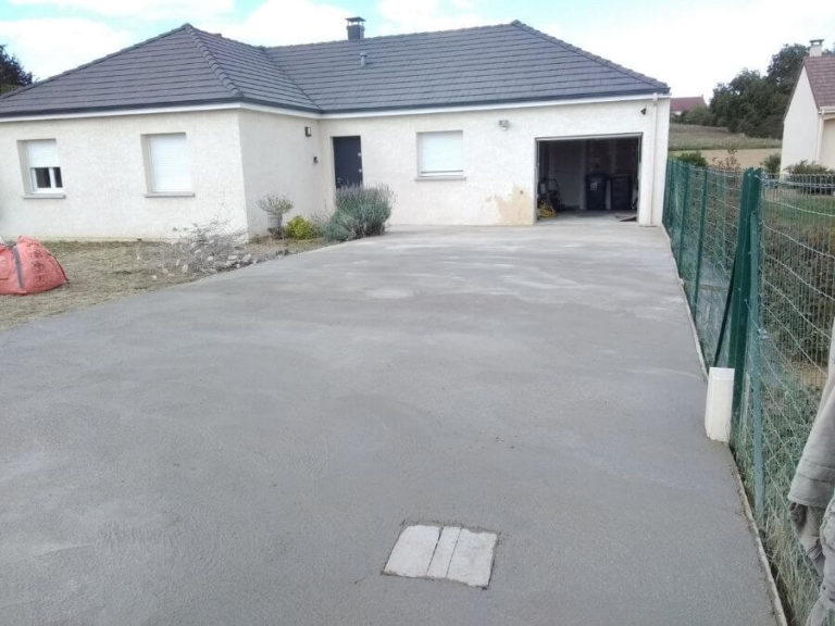dallage béton devant un garage