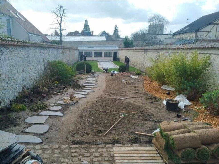aménagement d'un jardin avec pose de gazon en rouleau et pas japonais