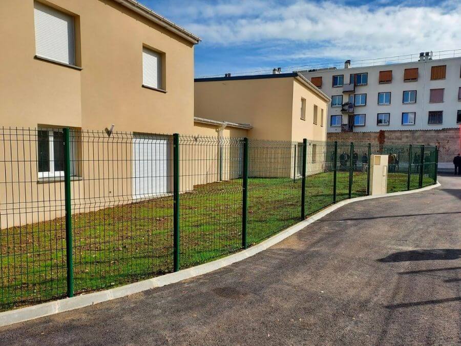 engazonnement de l'extérieur d'un bureau professionnel