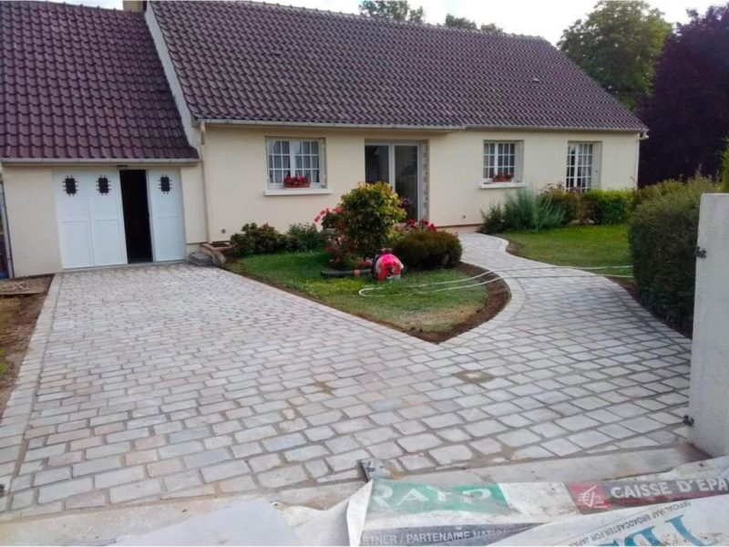 Pose de pavé sur le devant d'une maison
