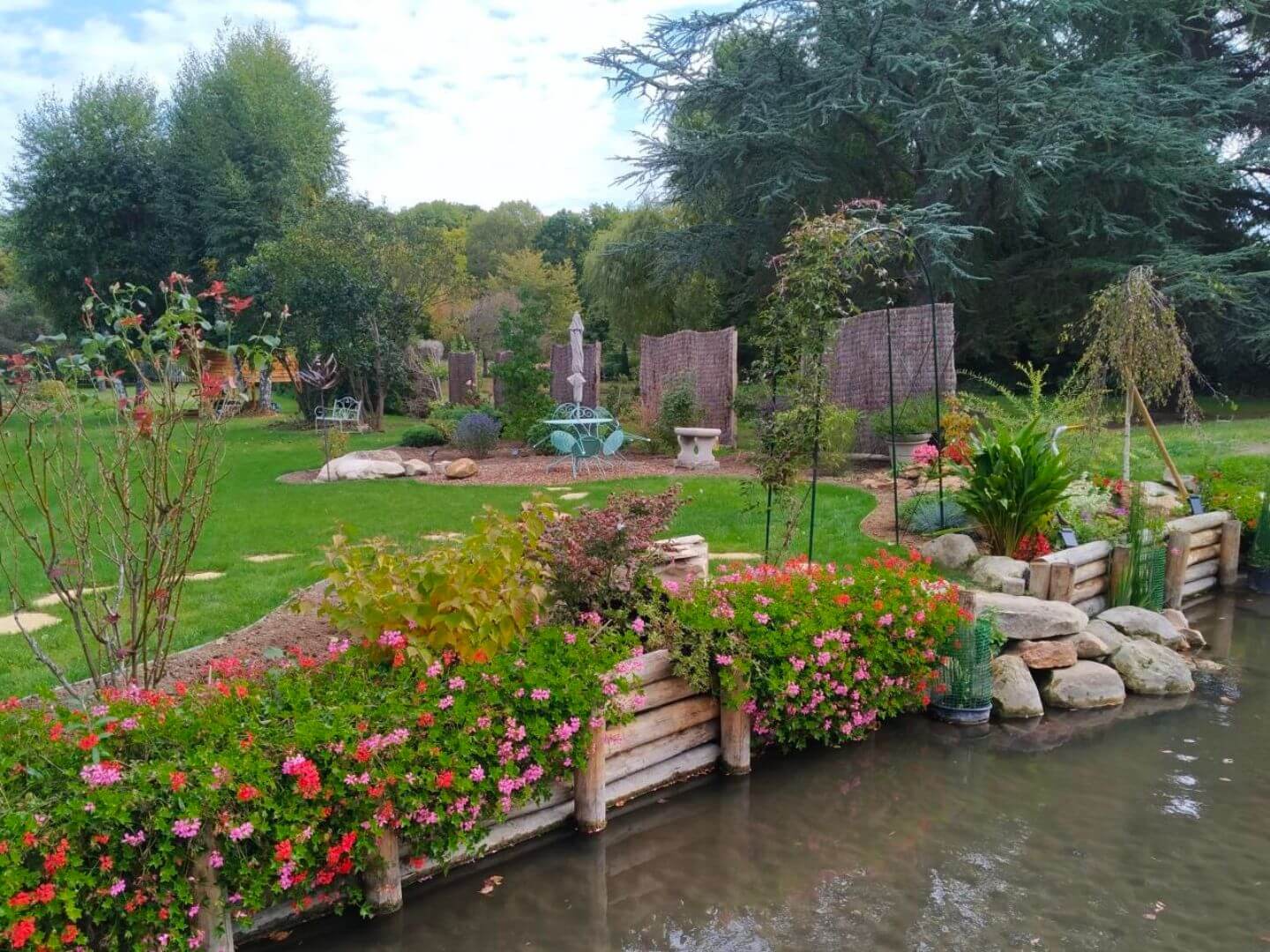 Soutènement au bord rivière avec création de massifs et terrasse