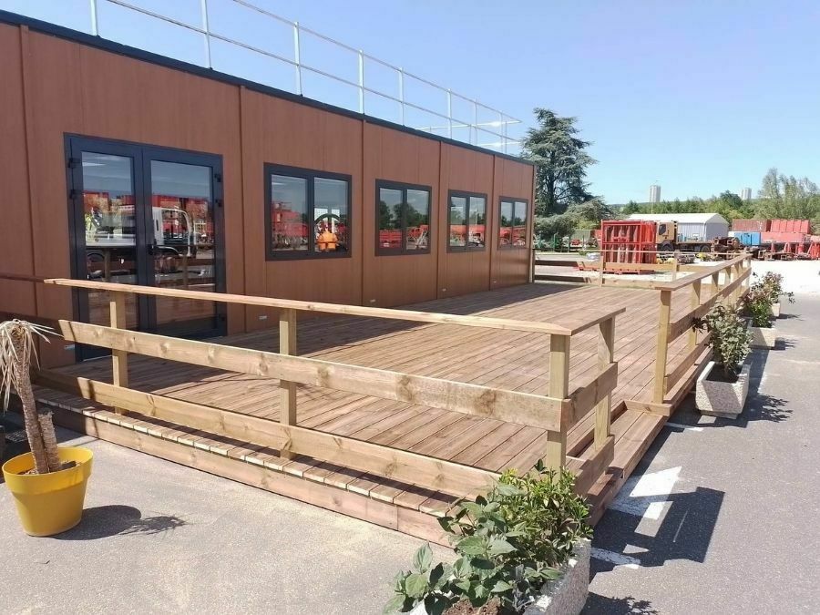 Création d'une terrasse en bois pour un batiment professionnel