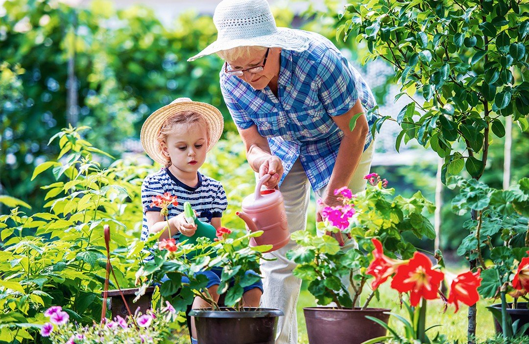 petite fille et grand-mère faisant du jardinage