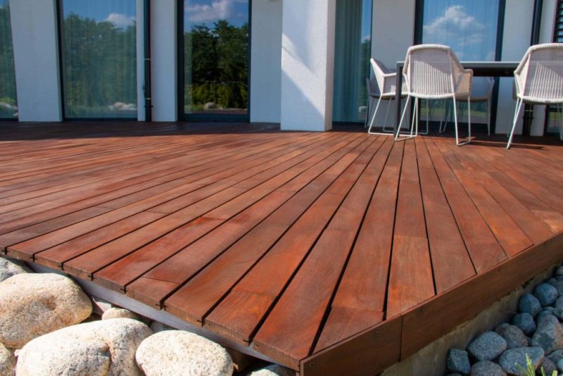 Découvrez comment choisir le matériau idéal pour votre terrasse en fonction de vos besoins. Bois naturel ou composite, chaque option a ses avantages.