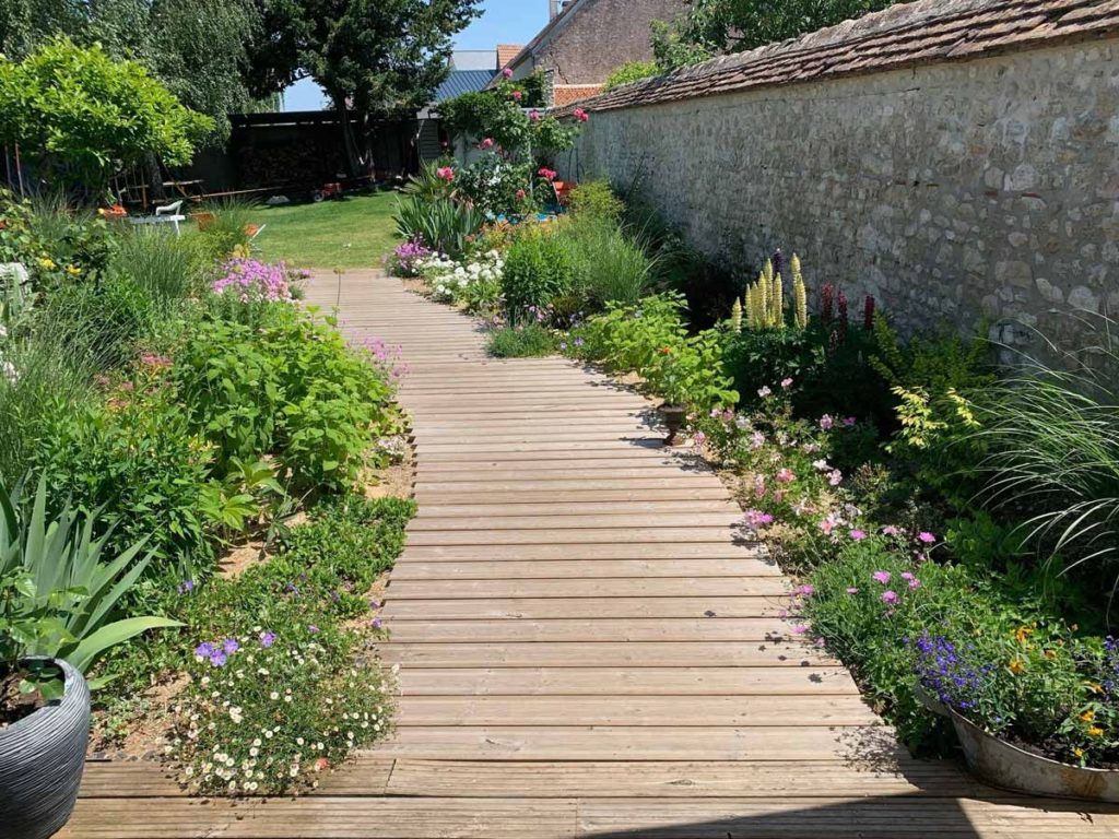 Apprenez à structurer votre jardin avec des allées et des bordures : idées, matériaux et astuces pour un extérieur harmonieux, pratique et esthétique.